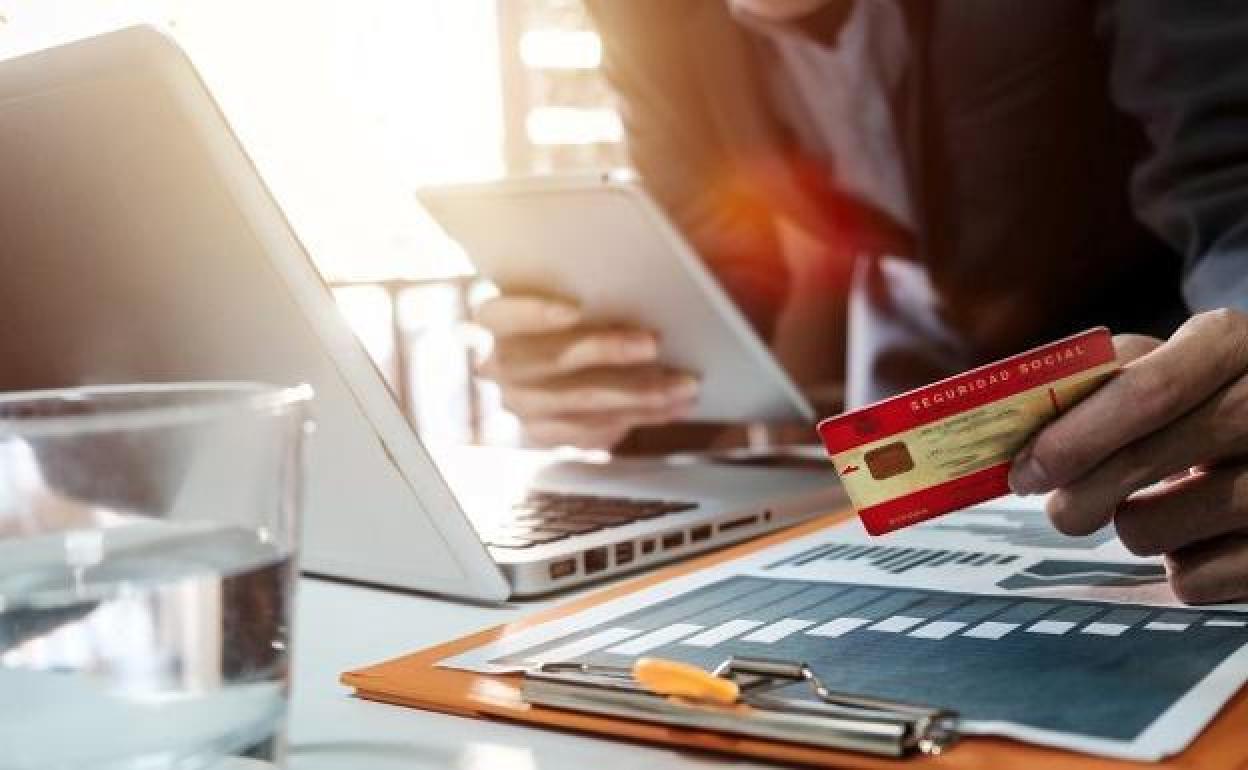 ¿Qué se debe hacer si se trabaja sin contrato de trabajo ni alta en la Seguridad Social?