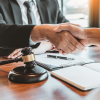 Abogado que presta servicios con relación laboral común